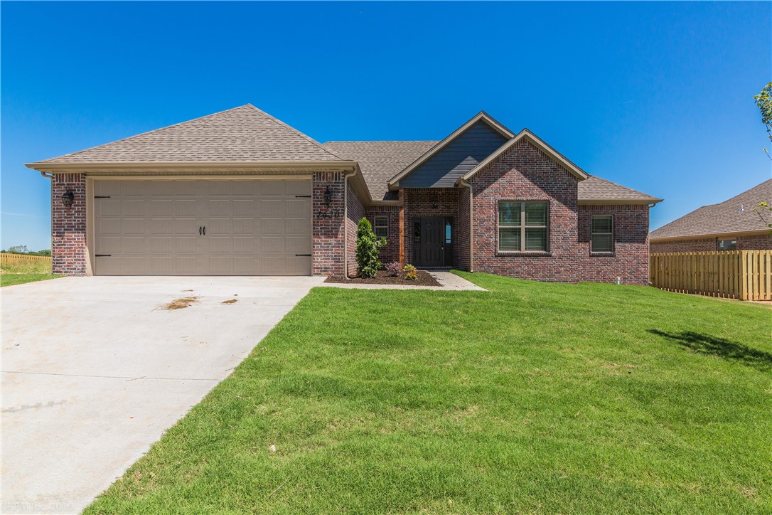 Beautiful home in Centerton!!! 4-bedroom, 2 bath, split floor plan. Granite counters, extra-large pantry, hardwood flooring, master suite has separate whirlpool tub and tile shower, double sinks, large walk-in closet. Large back yard with patio and privacy fence.
UNIT WILL BE PAINTED/CLEANED