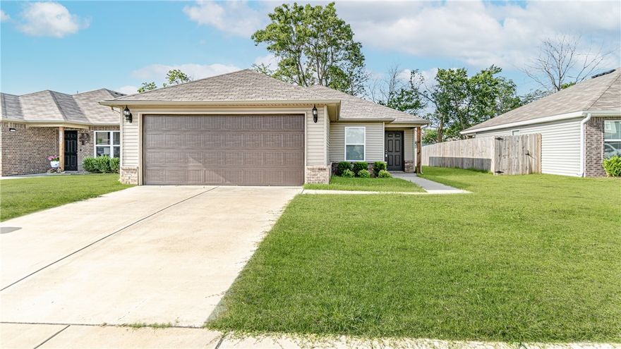 Charming Home. Energy Efficient single-story open concept Split floorplan w/ large living room, dining room, & eat in Kitchen w/ pantry. Laundry room. This home is in a great location. It is a short drive to the U of A, dining, shopping, and many other activities.