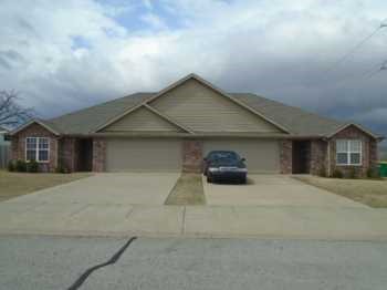 3-bedroom 2-bath duplex centrally located between Bentonville and Centerton. Eat in kitchen, granite countertops plus bar area for your morning coffee. large privacy fenced yard. Additional pics will be loaded at tenant vacancy. Pictures loaded are of similar property. Pet considered with additional deposit. Occupied. No showings until after 8/1 when tenant vacates. All adult occupants must complete application. $50/person to apply.