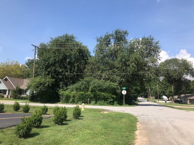 Corner lot near market district! Build your own home and walk to shopping and all downtown has to offer! Zoned R1 with alley in back for option of driveway or garage
VALUE IN LAND ONLY. Home is a tear down.

Cross Reference MLS # 1122851 for Residential Listing.