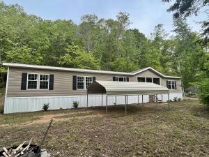 Introducing a beautiful 4 bedroom 3 bathroom doublewide mobile home on an acre in Marshall, Arkansas, just 15 minutes from Bear Creek and the Buffalo River. With 2280 square feet of living space, this move-in ready home offers plenty of room for a large family or guests. Enjoy peaceful surroundings and outdoor activities nearby. Don't miss this opportunity to make this spacious and comfortable home yours!