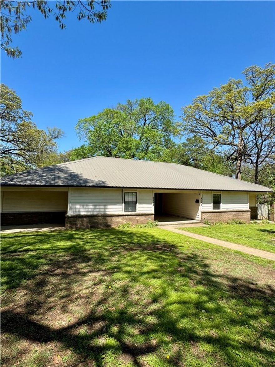 Great Investment opportunity for the seasoned investor or the new investor who wants to live on one side and let the monthly rent from the other side pay toward the mortgage and equity! 2 bed, 2 bath duplex with spacious with a large yard!  Must See!