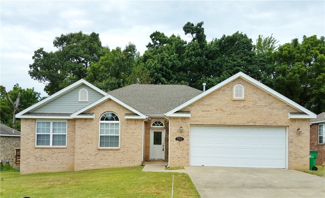 3br/2ba/2 car gar, large has high trey ceiling, kitchen has bay window in breakfast area, lg formal dining, master has trey ceiling, walk-in closet, walk-in shower, whirlpool tub, bedroom 2 has arch window.