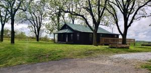 Newly REMODELED 2BR-1BA rustic home on 2.42 Acres M/L with exquisite mountain views of the Arkansas Grand Canyon!! Hwy 7 South frontage, covered porch, new large deck, and rural water. This would make a cozy home or nightly rental cabin.