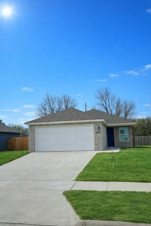 Photo of 1813 E Annette Drive, Siloam Springs, AR 72761 (MLS # 1335073)