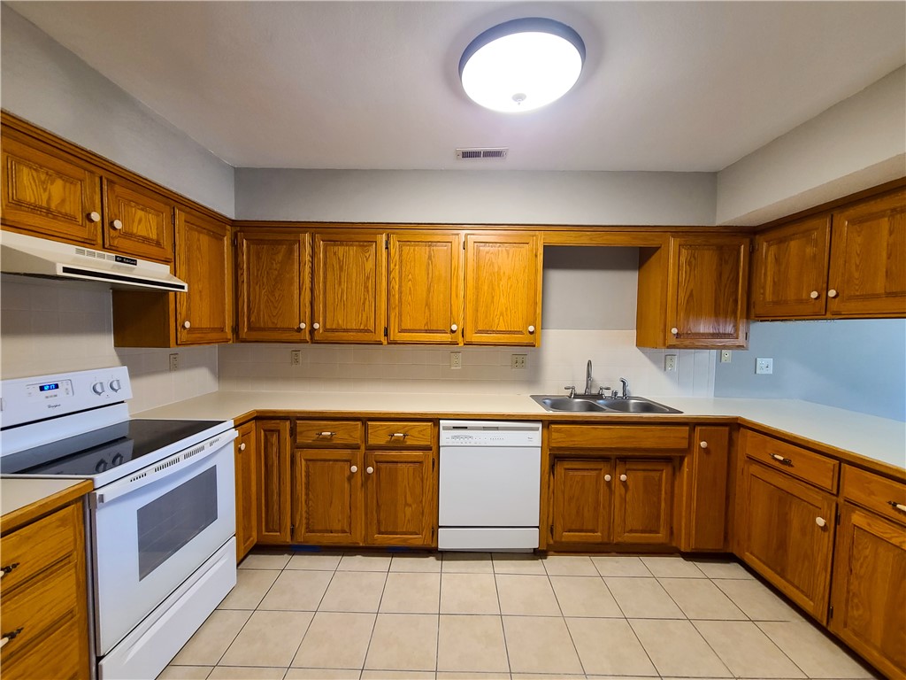 Windsor Place Sub Rogers - Residential Lease