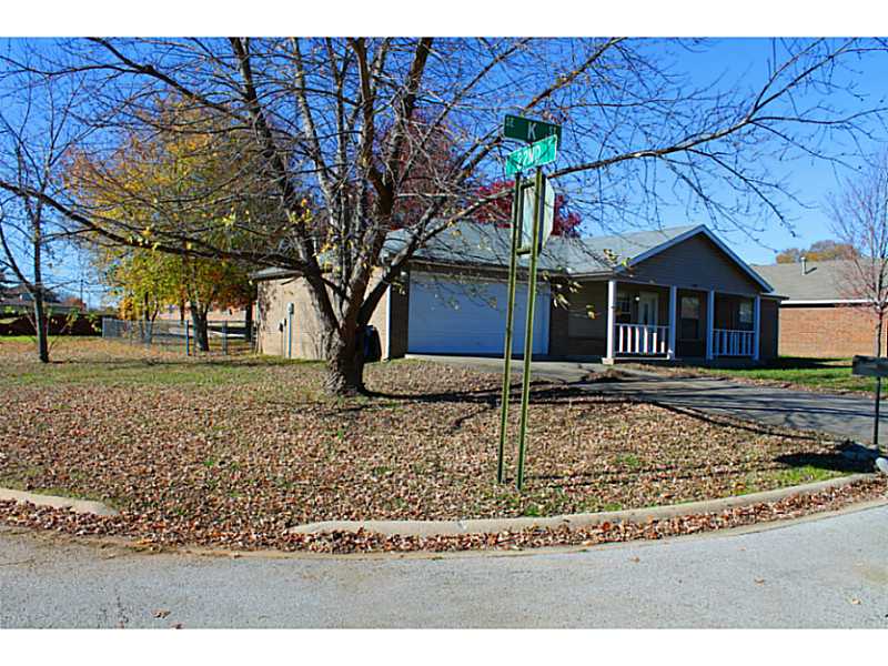 VERY NICE 3 BEDROOM 2 BATH HOME ON A CORNER LOT BEHIND THE BENTONVILLE HIGH SCHOOL. HOME FEATURES: FENCED YARD, 2 CAR GARAGE, EAT-IN-KITCHEN, FIREPLACE, CENTRAL HEAT AND AIR AND LAMINATE WOOD FLOORS