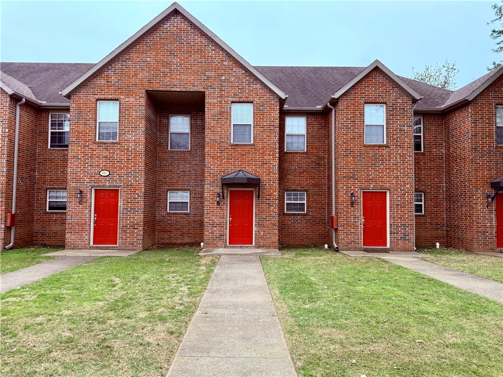 Newly remodeled townhome in Springdale, near hospital. This 2 bedroom 1 1/2 bath home has granite, wood style flooring in living room, new carpet in bedrooms. Both bedrooms have large closets. All new appliances including washer/dryer. Lawn care included.