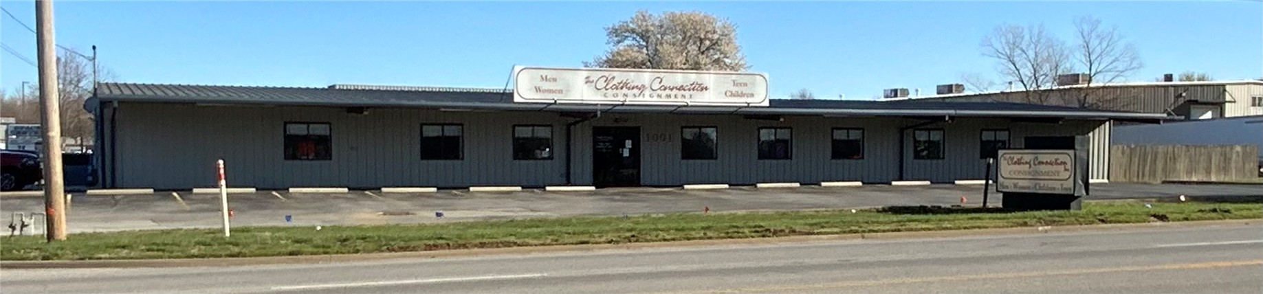 Don’t miss out on this endless opportunity building, high traffic location with Hudson road frontage. It has 6700 square feet of enclosed retail space. Sits on 1.42 acres with a fenced in big lot in the back. Plenty of parking on side and front of establishment. Located on the busy corner of West Hudson and North Storage Parkway.