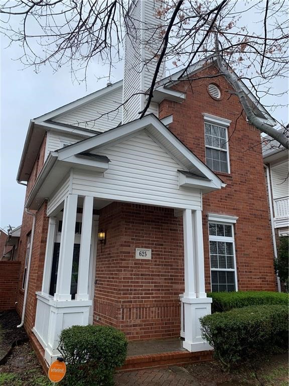 Charming 3 bedroom row home located in the highly sought-after Har-Ber Meadows community. Home has many updates from kitchen to primary bath. Harber Meaodws is a sprawling community with hundreds of homes, ranging from patio homes and row-style housing to large estates. The neighborhood has amenities, including more than 50 acres of parks and common areas, 40 acres of lakes, two pools and playgrounds, ball fields, and a disc golf course. All located steps away from Young Elementary, Hellstern Middle School, and Har-Ber High, and just one mile off of Interstate 49.