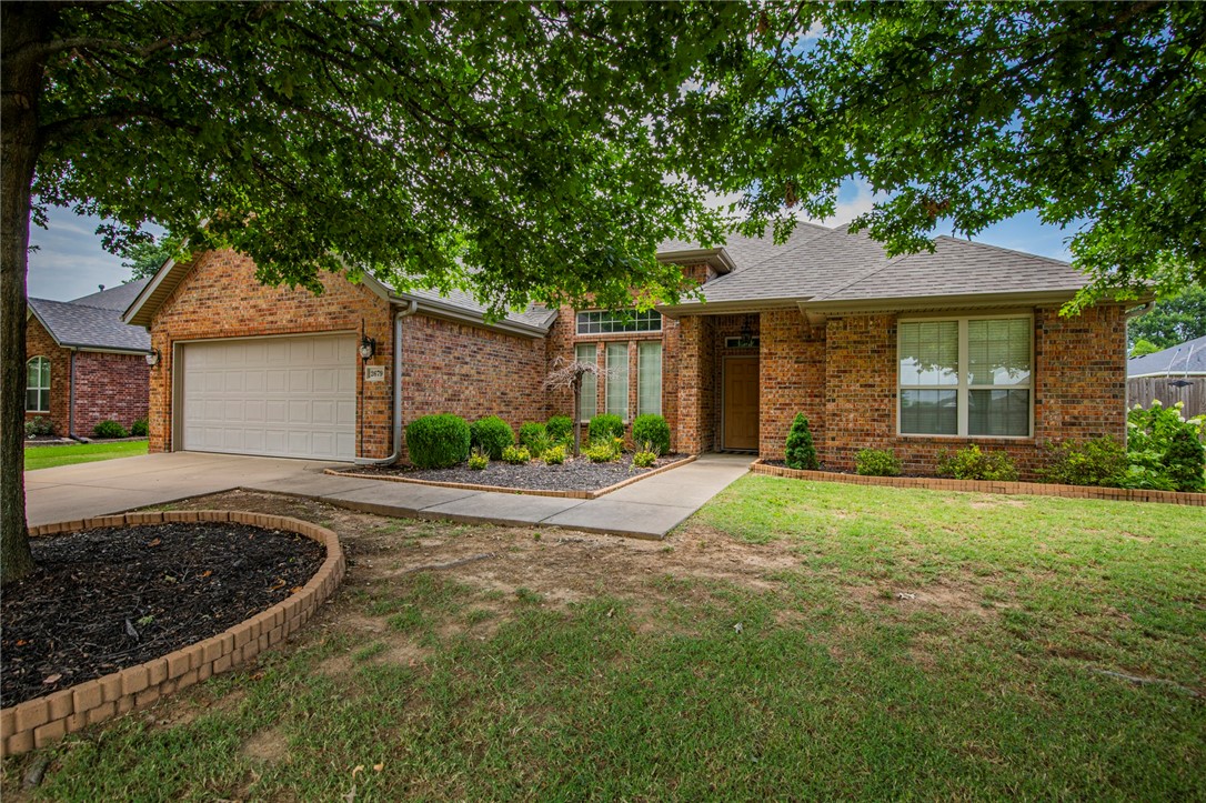 Wanting a turn-key home a block or two away from the Clabber Creek Trail in West Fayetteville? You're in luck! Mature trees in the front yard will welcome you into a crisp home with recently installed engineered wood flooring in the dining/office/living room, newer carpet in the beds, and new light fixtures. Bright white cabinets, granite, and stainless appliances in the kitchen. Out back you can enjoy the pergola, yard space, and peace of mind knowing the roof and HVAC is only 2 years old. 10 minute drive to the University of Arkansas and 1.2 miles to Gary Hampton Softball Complex...the location is PRIME!