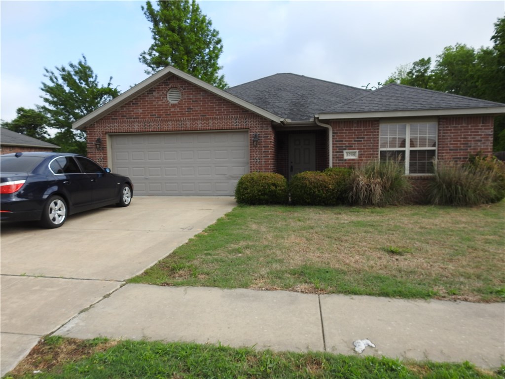 Cute 3bed/2bath home in Clabber Creek PhIV subdivision offering eat-in kitchen with ceramic tile and granite counter tops, corner fireplace in living room and master suite with walk-in his/her closets, tile counters and double sink vanity. House located near walking trails, Holt Middle School, Holcomb Elementary School and easy access to I49.