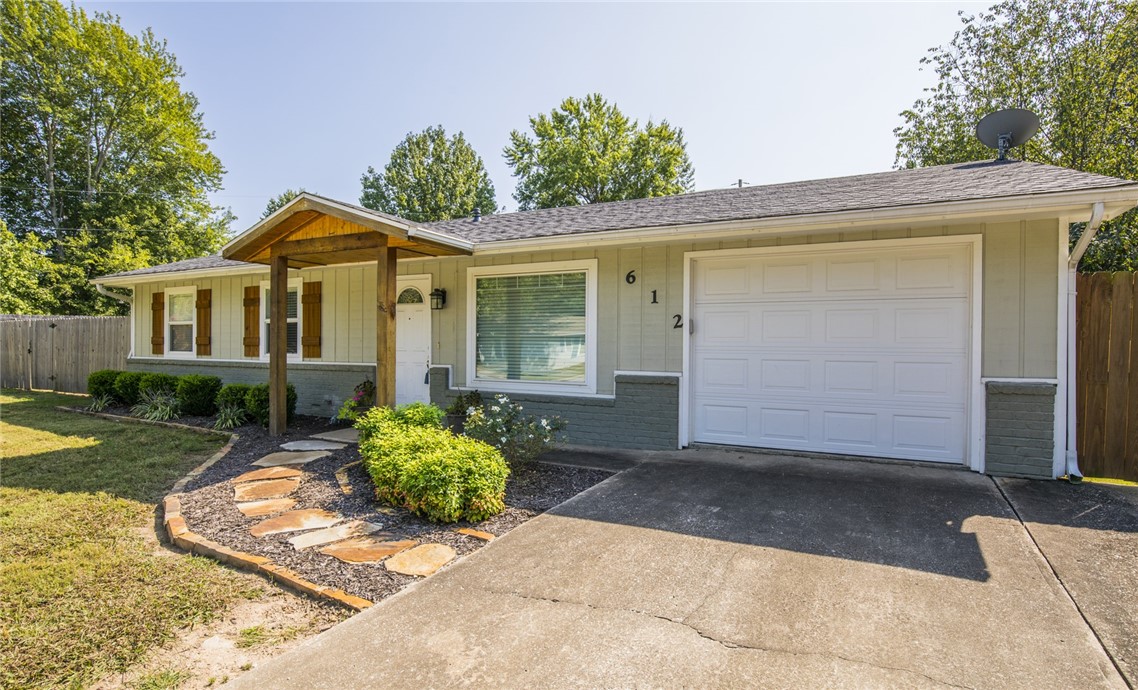 Convenient to all things downtown! This recently remodeled single story home boasts 3 bed/2 bath/1 car garage, wood and tile floors in common areas, new carpet in all bedrooms, new roof in 2016 and new HVAC 2019. This darling home sits on just over 1/4 acre lot and has expansive outdoor entertaining area to include, large covered patio, outdoor kitchen and pergola. Welcome Home!
