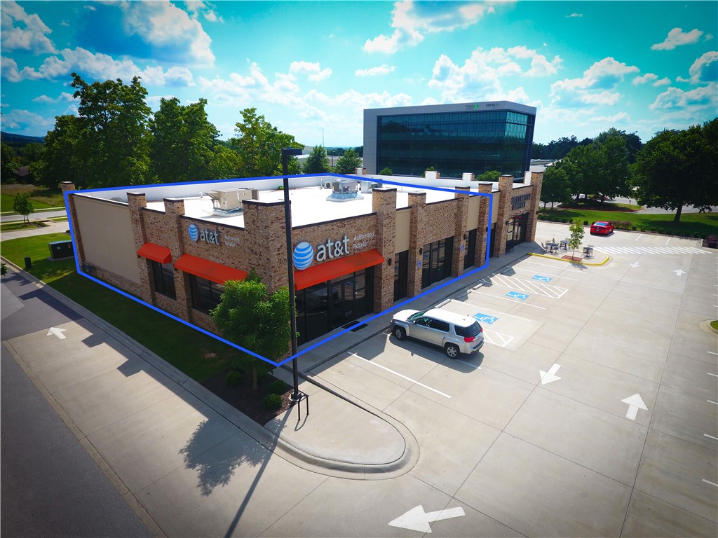 Two spaces available for lease on W Wedington Drive in Fayetteville, Arkansas. Surrounded by retail including a Walmart Neighborhood Market, Planet Fitness, and Starbucks. Minutes from the University of Arkansas campus corridor. Space is anchored by AT&T and Southern Food Company. Property is in a high traffic area with dense residential neighborhoods and is experiencing exponential growth with new developments, residential projects and road expansions.
• Available spaces:
- 2,400 SF suite
- 2,700 SF suite
• Easy access from 1-49 and 35,000 VPD on Wedington Drive
• Adjacent to Walmart Neighborhood Market and minutes away from the U of A Campus Corridor