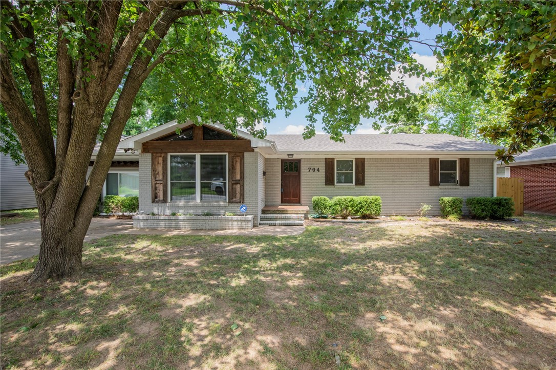 Welcome to this desirable 3BD/2BA home in Downtown Bentonville, just one block away from scenic bike trails and top-rated schools like Thomas Jefferson and Sugar Creek Elementary. This lovely property features a flex room and study! The kitchen is open to the living room and includes granite counters and a gas cooktop. Beautiful wood floors throughout! Outdoor space includes a large fenced-in backyard with a charming covered pergola, perfect for relaxing or entertaining. New roof! This home perfectly combines comfort and convenience, making it an ideal place to create lasting memories!