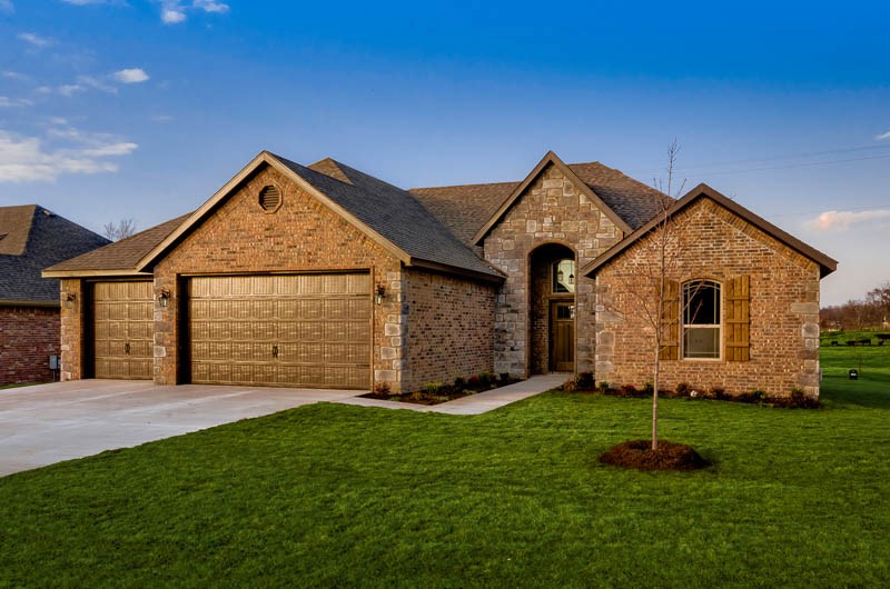 This is an award winning plan that is loved by all. The huge pantry and master closet do it for Mom and the large garage, expanded & covered patio, and the golf course down the street keep Dad smiling. Golf membership available. 
Agent owned.