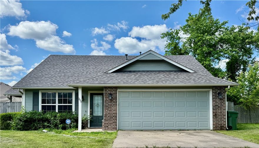 Nice Cozy 3 Br 2 Ba house in a great Rogers location. Nice open floor plan. Newly updated kitchen to include large refrigerator. Washer and dryer included for tenant use. Close to shopping, Resturants, and schools. Small pet negotiable 25lb weight limit 1. Owner to manage with approved application. Vacant now ready for occupancy. NO CATS