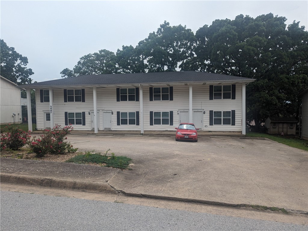 Available early August 2 bedroom 1-1/2 bath townhouse in northeast Fayetteville. This is an Arkansas Real Estate Broker owned property.. No interior smoking allowed. Seeking 625 minimum FICO score, and $35 application fee for all adult applicants. Pet cat with a Pet deposit of $400 non-refundable fee per pet (max 1 cat considered) and $25/mo per pet fee Laundry on site for 4 units only units