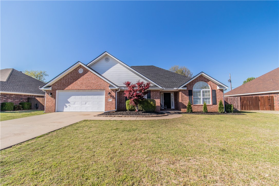 Great 4 bedroom 2 bath home for lease in Springdale! Very centrally located, close to Don Tyson Home Office, schools, shopping and parks! This home features: split bedroom plan, eat-in-kitchen, high ceilings, spacious master suite, double patios with one located off the master suite, fenced backyard and refrigerator/washer/dryer included as a courtesy to the tenants. Ready to move in!
