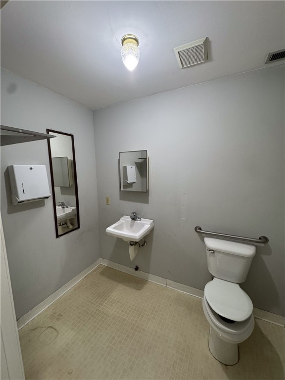 Main image without alt text