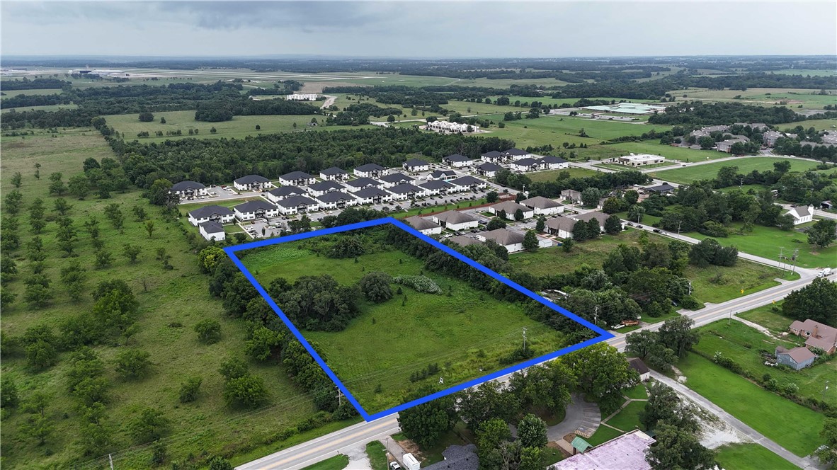 • 6.06 acres available
• Frontage is zoned C-2 and Rear is zoned R-4 in Bentonville
• Current zoning allows for a mix of commercial and residential/multifamily use
• Previously approved large scale development plan for multifamily and retail
• New 2025 Bentonville use plan designates this parcel as “Center Regional”
• Bentonville water and sewer on site
• Close proximity to multiple new single-family developments
• Adjacent to The Aviator Apartments and Walmart-owned parcel