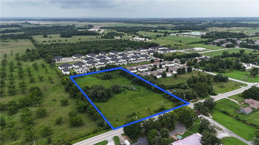 • 6.06 acres available
• Frontage is zoned C-2 and Rear is zoned R-4 in Bentonville
• Current zoning allows for a mix of commercial and residential/multifamily use
• Previously approved large scale development plan for multifamily and retail
• New 2025 Bentonville use plan designates this parcel as “Center Regional”
• Bentonville water and sewer on site
• Close proximity to multiple new single-family developments
• Adjacent to The Aviator Apartments and Walmart-owned parcel