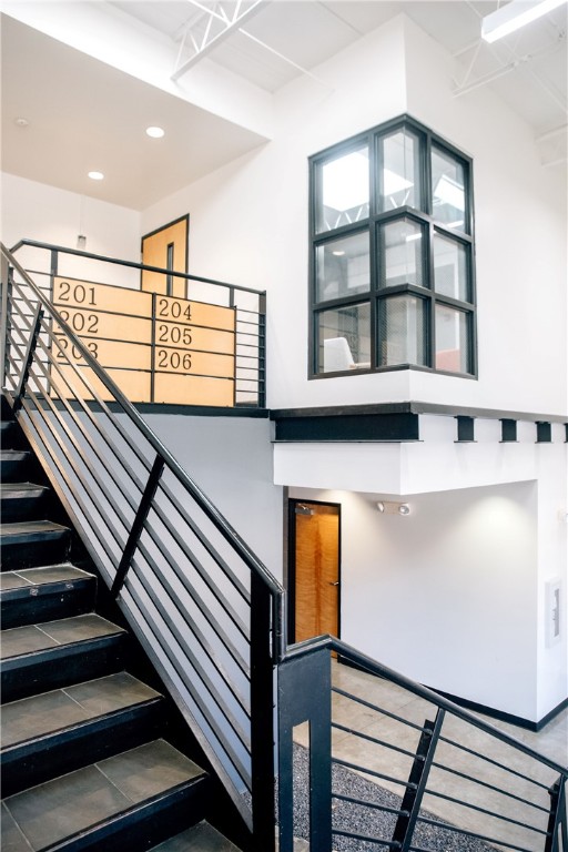 North College Ave Horizonta - Commercial Lease