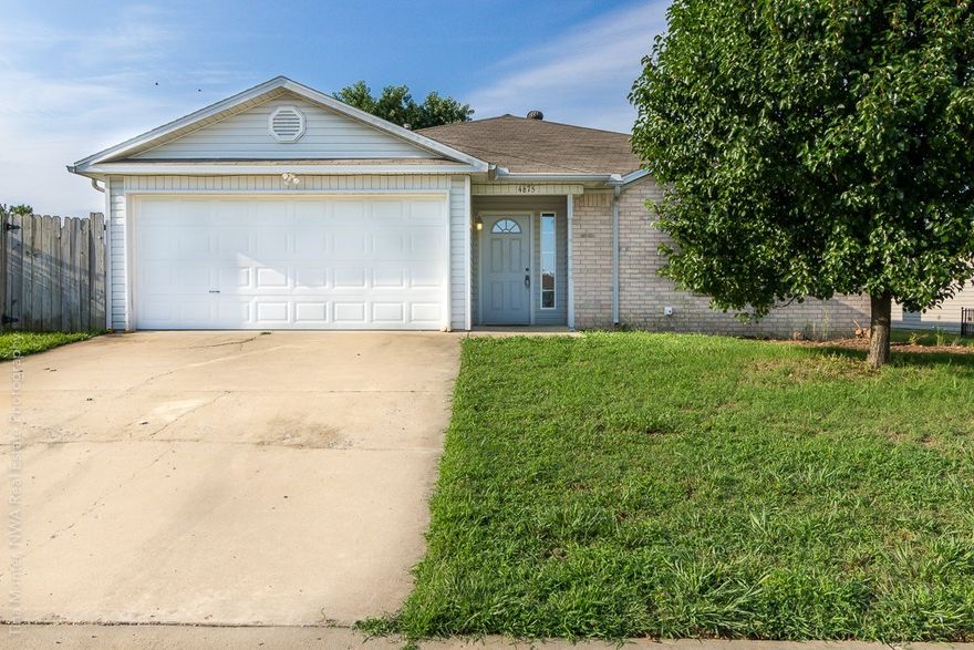 Lovely 3 bed 2 bath home in great location.  Close to U of A.
