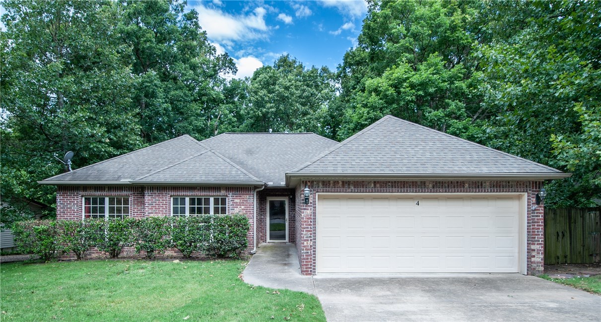 Well maintained home in quiet S/D, close to Metfield Golf course, park, playground, bike trails, access to all public amenities. Home has large kitchen, open floor plan, propane gas log fireplace. Wired for sound in living room, master bedroom and covered deck.