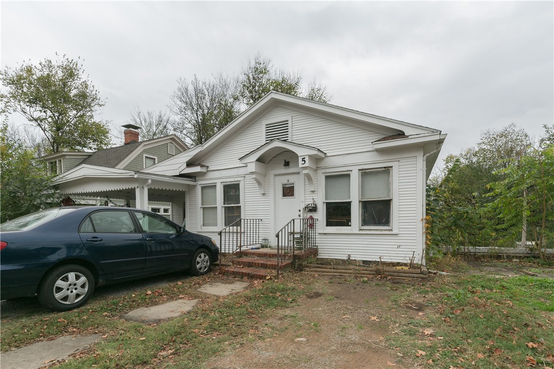 AWESOME INVESMENT PROPERTY! GREAT TRI-PLEX, CLOSE TO DOWNTOWN FAYETTEVILLE! LARGE BEDROOMS! INDIVIDUAL ENTRANCE TO ALL UNITS!