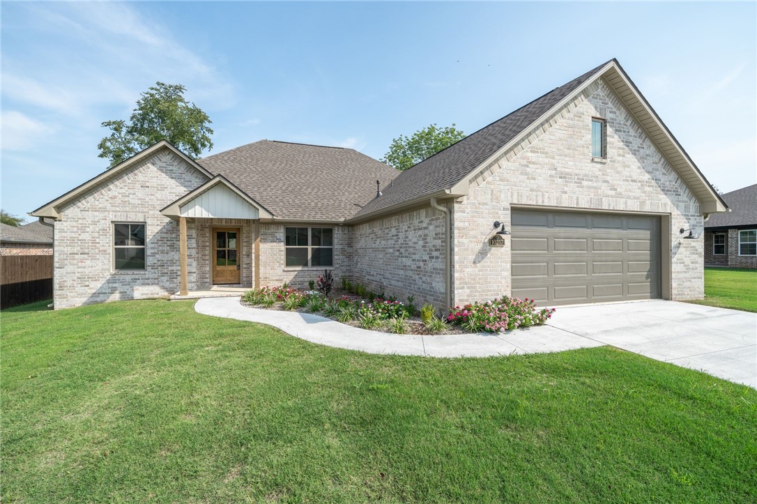 10217 Tyrell Ct, Fort Smith, AR 72916.
Located in Fort Smith's Shire Glen Subdivision at Chaffee Crossing, this Justin Green Custom Home offers 4 bedrooms, 3 bathrooms, and 2,160 sqft of thoughtfully designed living space. Highlights include luxe quartz countertops, durable wood and tile flooring, an open living and kitchen layout, a split floor plan, and a covered back porch.
Built with advanced energy-efficient featuresāfrom high-performance insulation and windows to modern HVAC systemsāthis home is designed to provide year-round comfort while reducing utility costs.
As an added assurance, Justin Green is offering a 3-year builder warranty ā making this home a smart investment in one of Fort Smithās most desirable communities.
Call today to schedule your showing!
Justin Green Custom Homes: Honesty and Integrity Built into Every Home.