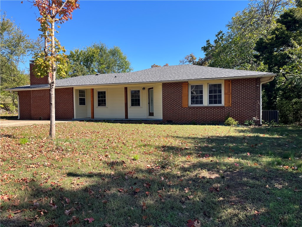 Welcome to 1420 N Greenwich Ave in Russellville!
This charming 3-bedroom, 2-bath home offers 1,761 sq ft of comfortable living space in a convenient north-side location. Step inside to find a spacious living area filled with natural light, a functional floor plan, and plenty of room for family and friends. The kitchen provides ample cabinet and counter space, flowing easily into the dining and living areas ā perfect for everyday living or entertaining.
The primary suite features a private bath, while two additional bedrooms offer flexibility for guests, a home office, or hobbies. Outside, enjoy a nice yard with mature shade trees and room to relax or garden. Situated close to schools, parks, and downtown Russellville, this home combines comfort and convenience in one inviting package.
Donāt miss the chance to make this well-kept property your new home!