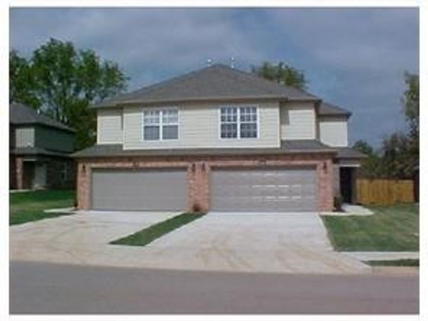 Nice 3 Bed 2.5 Bath 2 Car Garage Duplex in Copper Oaks Subdivision. This unit has lots of Amenities which include Granite Counter Tops, Ceramic Tile in wet areas, Gas Log Fireplace, Crown Molding, wood laminate flooring in Living Room with carpet in Bedrooms, Jaquzzi Tub in Master, all appliances including washer / dryer and 6 ft privacy fenced yard. You wont find anything as nice for the price! Just minutes to Downtown Bentonville and Wal Mart Home Office. **Pics may not be of exact unit**