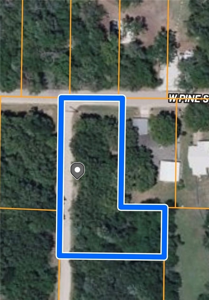 Pretty double lot on corner of Short St & Pine. Just a few minutes from Bull Shoals Lake and Sugar Loaf Marina as well as a public championship 18 hole golf course. Water & swer available, buyer to confirm with city. 1,000 sqft min build.