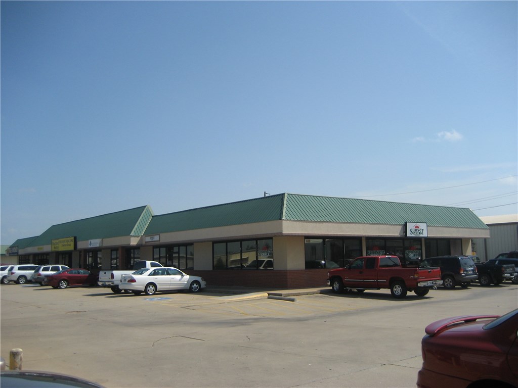 Excellent investment. 18,640 SQ FT shopping center. Dollar General, Sunset Grill, Karate Gym, Marketing Company.