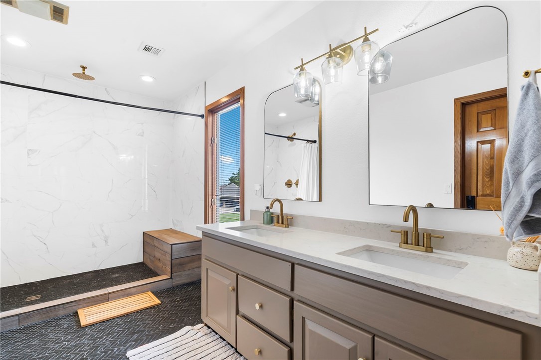 Centre Court Rogers - Residential