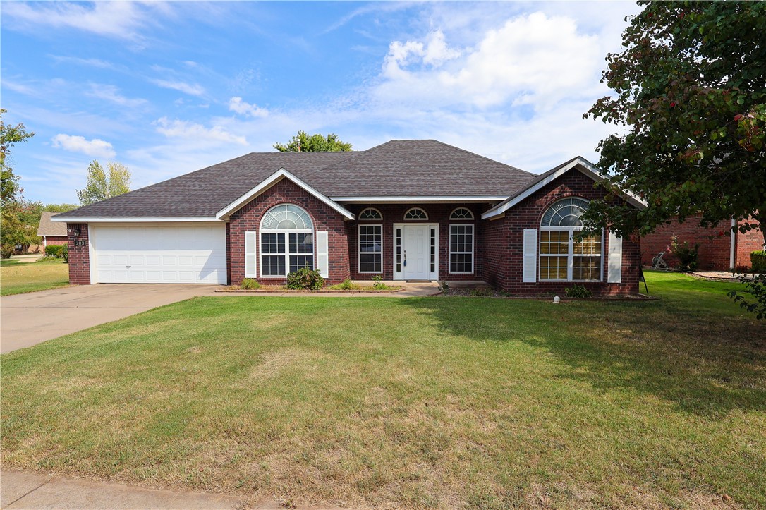 Beautiful, well-maintained home in highly sought after Ravenwood subdivision. You will love the hardwood floors, neutral paint color throughout, and newly refinished guest bathroom with tiled shower. The formal dining room can also substitute as an office or playroom. The split floor plan offers privacy. The primary suite boasts walk-in closets and dual sinks. Huge fenced-in backyard. Neighborhood swimming pool and playground! Schedule your showing today!
