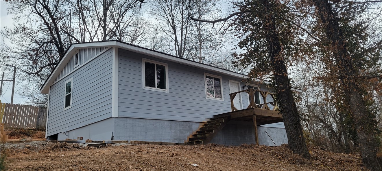 Renovated beauty on 1.3 acres in Rogers AR near Avoca.This home is a 3 beds 2 baths and an office or 4th bedroom.The home is nearing completion, DRIVEWAY WILL BE GRAVEL. Seller is ready to look at all offers.
This is a move in ready home.