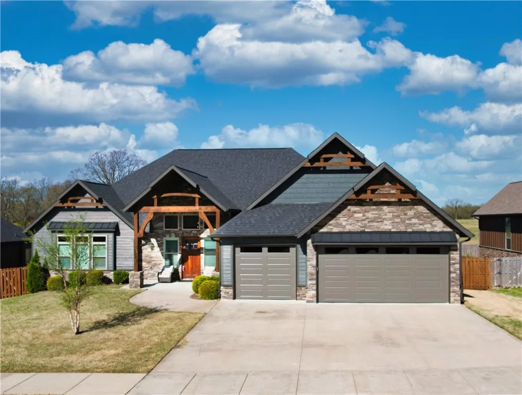 Bentonville, Arkansas 72712, United States, 4 Bedrooms Bedrooms, ,5 BathroomsBathrooms,Residential,Pending,108290