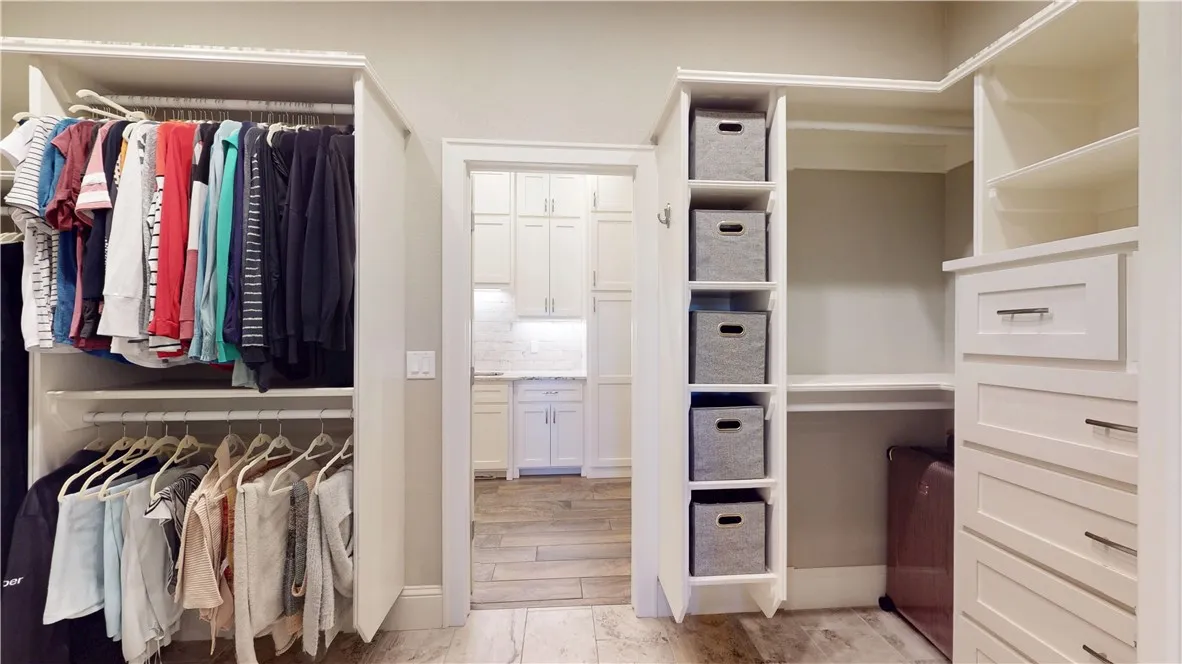 Bentonville, Arkansas 72712, United States, 4 Bedrooms Bedrooms, ,5 BathroomsBathrooms,Residential,Pending,108290