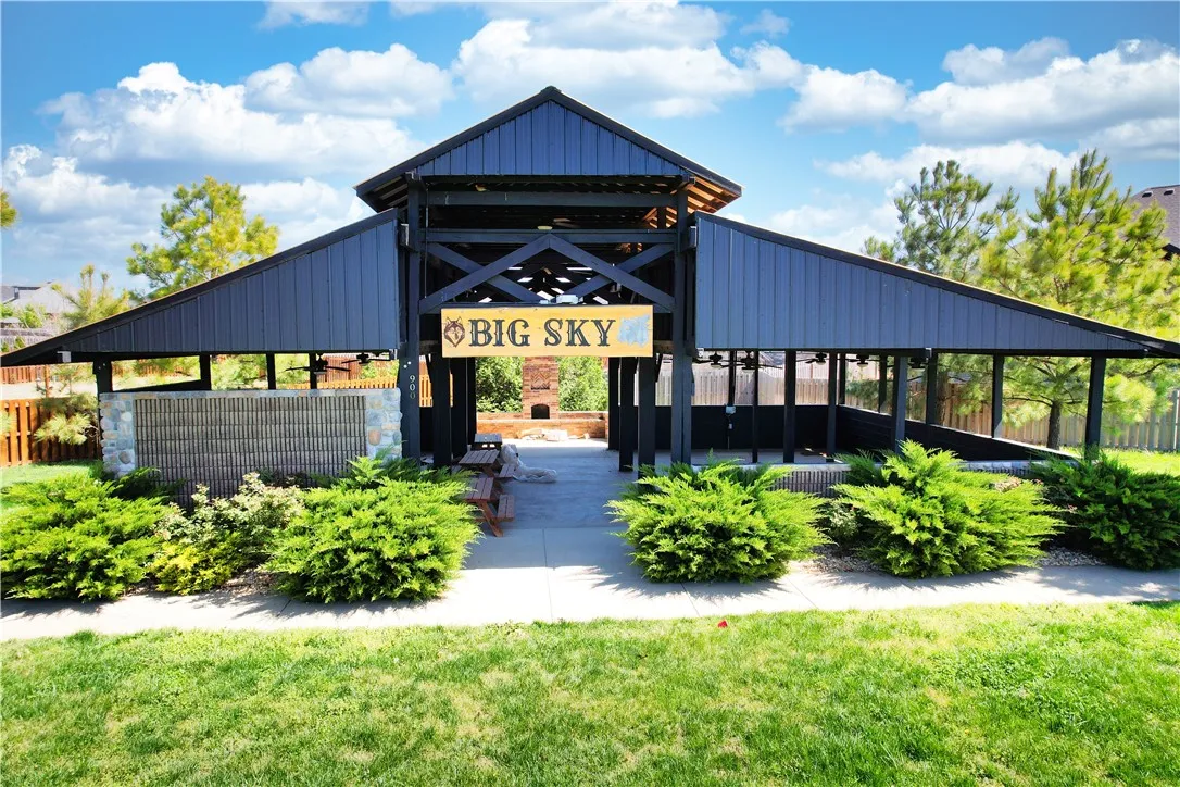 Bentonville, Arkansas 72712, United States, 4 Bedrooms Bedrooms, ,5 BathroomsBathrooms,Residential,Pending,108290