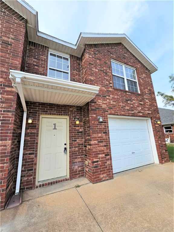Move-in Ready, close to downtown Bentonville, Walmart Home Office, schools, world-famous Coler mountain bike trails. Spacious rooms with private fence.Ā Includes fridge, washer and dryer. absolutely no smoking allowed. animals are allowed with a non-refundable animal fee of $400 each limit to 2 animals and each must weigh less than 35lbs.
