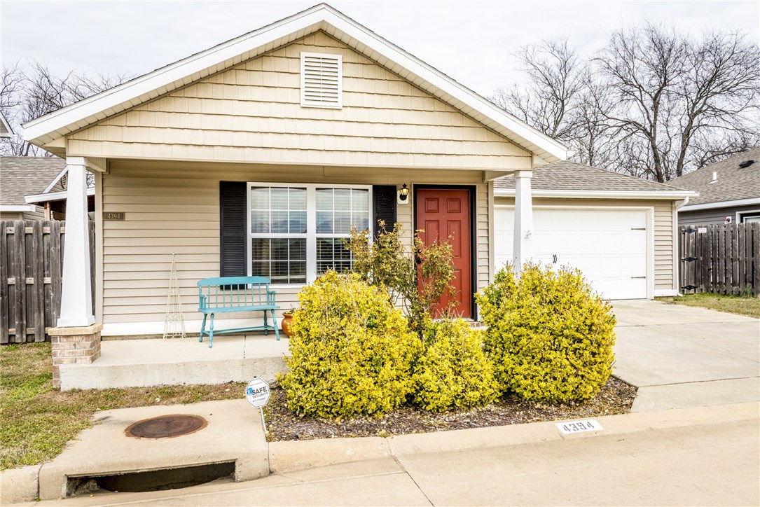 Cute bedroom 2 bath home located just minutes from the university. Close to shopping and i49. Taking applications now.