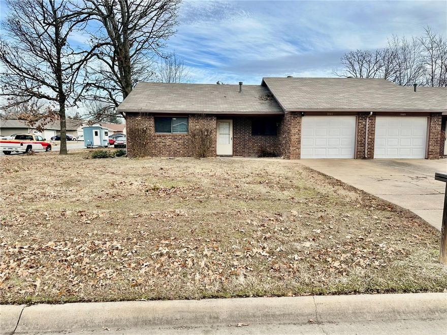 Rogers duplex with 2 bedrooms and 2 bathrooms in a great location near shopping and an elementary school. Features a fenced backyard, attached garage, and comfortable living space—perfect for convenient, everyday living.**Fireplace is ornamental and not for use**$250 non-refundable pet fee per pet**Month to Month Lease**