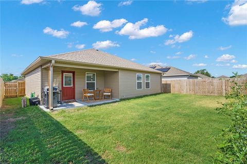 Single Family Residence in Fayetteville AR 956 Starling Street 10.jpg