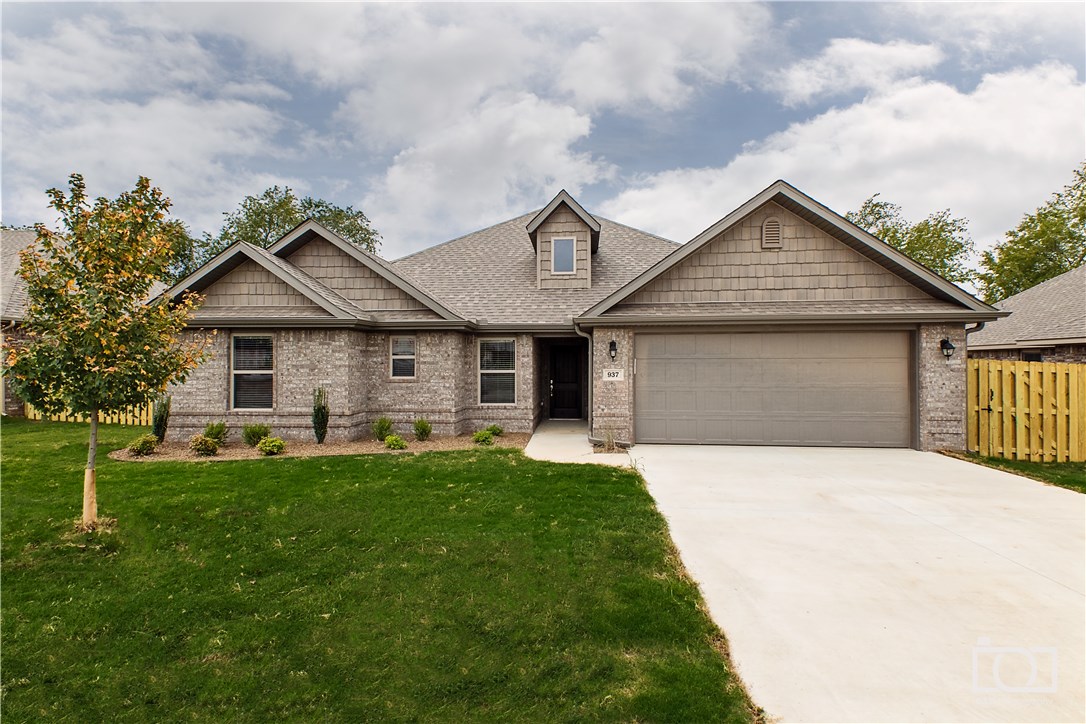 Welcome to Hazelton Heights! RD eligible - 100% financing available! Located directly behind the new Pea Ridge High School and only minutes from Bentonville! The "Ramsey" plan features hardwood floors, all brick exterior, open living, custom cabinets, gas range, tile shower, energy efficient, fireplace, crown
molding, gutters, 2'' faux blinds, covered patio, & landscape package! Now is a perfect time to select
colors! Approximate completion date - 4/2/21! GPS DOES NOT MAP - follow directions. Check out our
virtual tour! (Sample: colors and selections may vary)*Note* wood floors in bedroom are an upgrade.