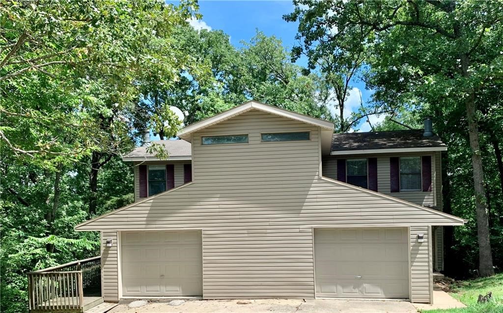 Charming Fayetteville Townhome for Lease!
This well-maintained 2-bedroom, 1.5-bath duplex has been beautifully updated with brand-new appliances, fresh paint, new carpet, and flooring throughout. Nestled in a quiet cul-de-sac within the desirable Huntingdon Subdivision, residents enjoy access to scenic trails and a community pool. Located just 10 minutes from the University of Arkansas, it's an ideal spot for students or faculty! Plus, it’s close to biking trails, Gully Park, the Botanical Gardens, and local shopping.
Agent Owned. Security Deposit: $1,600. No Dogs. Cats permitted with a $250 Pet Deposit. Available now!