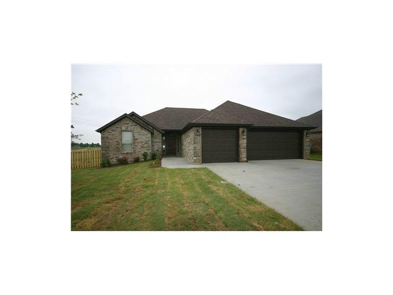 WONDERFUL HOME IN SIENNA ESTATES. ALL BRICK 3 BEDROOM, 2 FULL BATH, DINING AREA, 3 CAR GARAGE, FENCED YARD, COVERED PATIO, GAS LOG FIREPLACE, SEPARATE SHOWER & JACUZZI TUB IN MASTER BATH, GRANITE COUNTER TOPS, BLINDS & MUCH MORE! COMMUNITY CLUBHOUSE