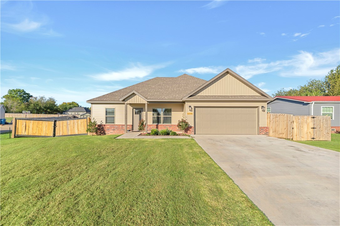 Beautifully maintained home in a quiet Pea Ridge neighborhood! This 3-bedroom, 2-bath property features an open floor plan, spacious living area, and a modern kitchen with stainless steel appliances. Enjoy a large fenced backyard perfect for entertaining or relaxing evenings. Conveniently located near schools, shopping, and only a short drive from Bentonville amenities.