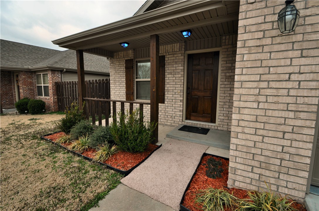 WOW!! ENERGY EFFICIENT 3BR 2 BATH HOME. LOCATED CLOSE TO ROGERS HS & PINNACLE. TONS OF EXTRA’S, WOOD FLOORS, GUTTERS, COVERED PATIO, 
GRANITE, WASHER & DRYER, BUILT IN MICROWAVE, DISHWASHER, EPOXY GARAGE FLOOR, TRAY CEILING’S. NEWLY PAINTED WALL’S NEW CARPET, NEW RANGE, ETC. WON’T LAST LONG!!
